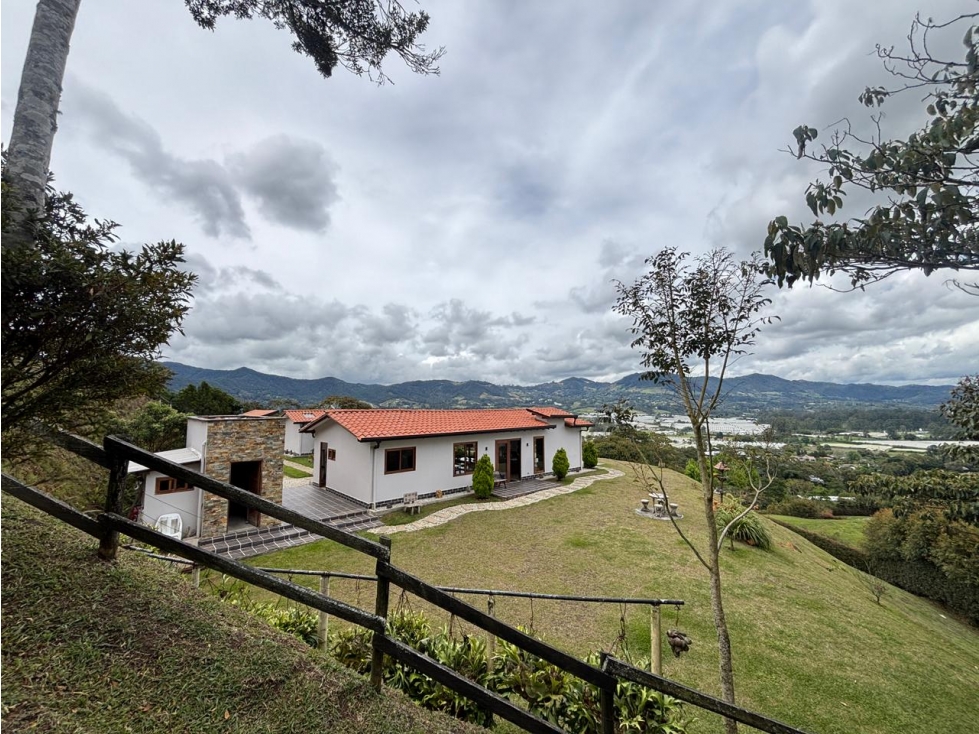 Arriendo casa campestre en La Ceja unidad cerrada con vista