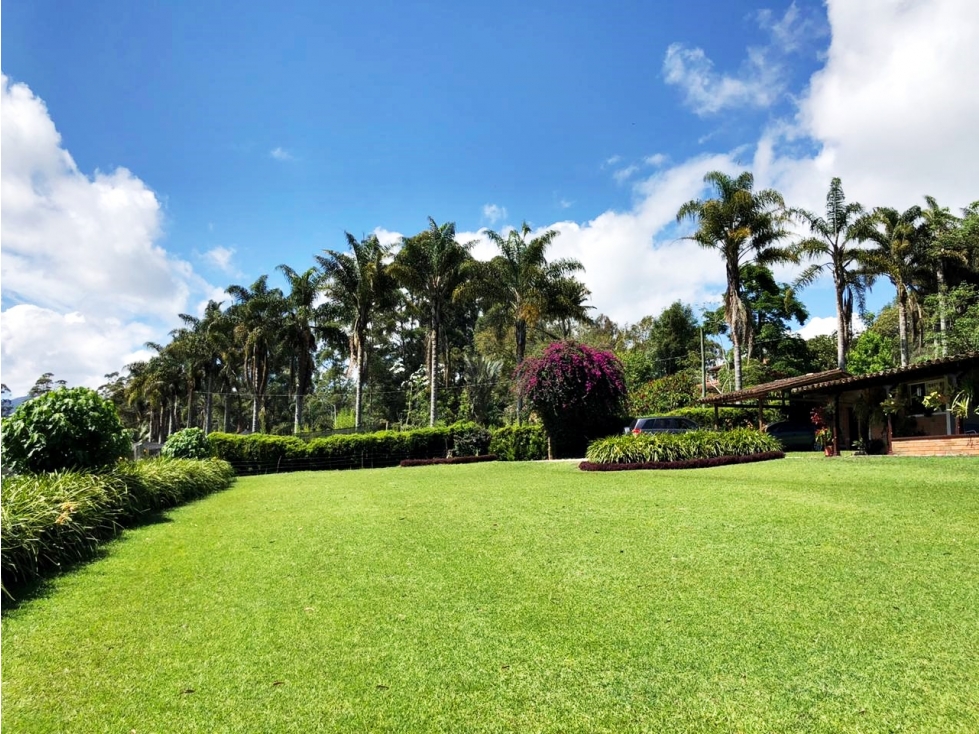 Venta casa campestre con amplio lote y área de protección natural