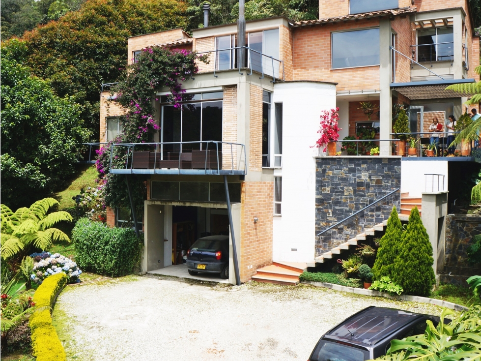 Venta casa en Alto del Escobero, Envigado 4 alcobas Terraza y estudio