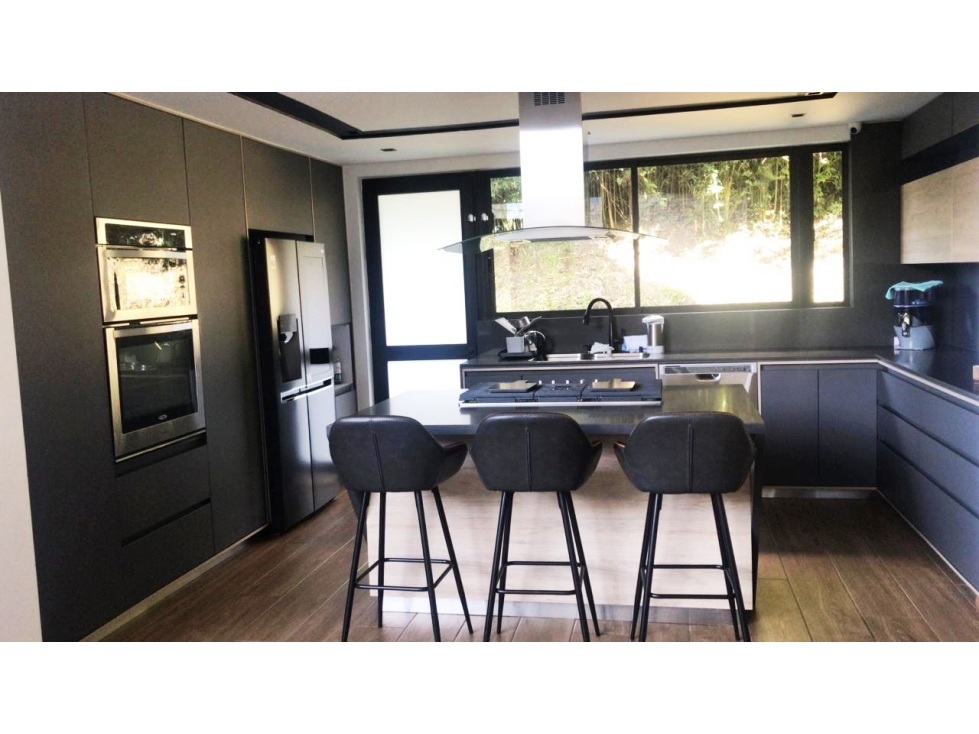 CASA EN ALTO DEL ESCOBERO EN UNIDAD CERRADA DE 1.410 M2