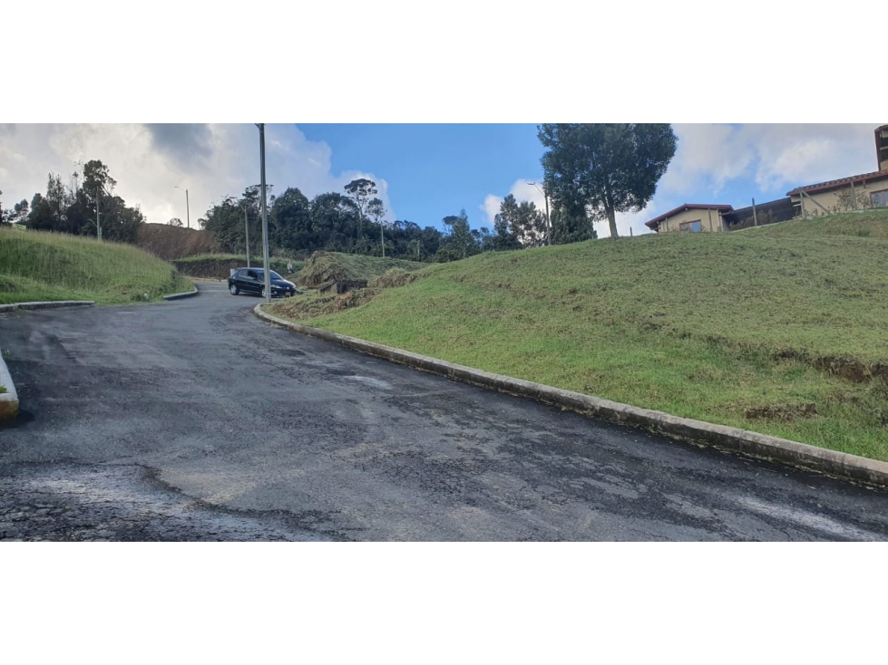 Venta de lote en Alto del Escobero con entorno natural — foto 2
