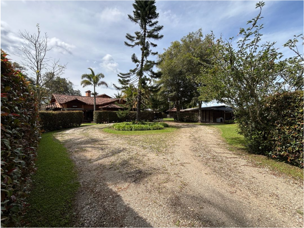 Venta casa campestre en Rionegro con 2 casas en lote plano — foto 2