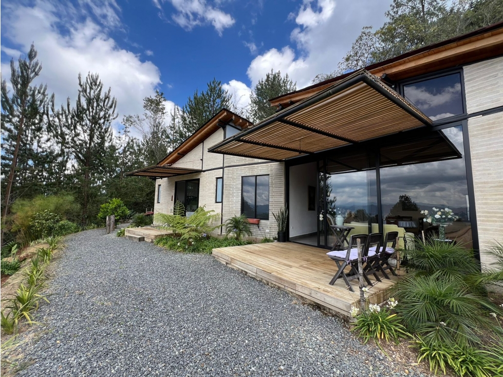 Venta de casa finca con 4 habitaciones en unidad cerrada en la Ceja