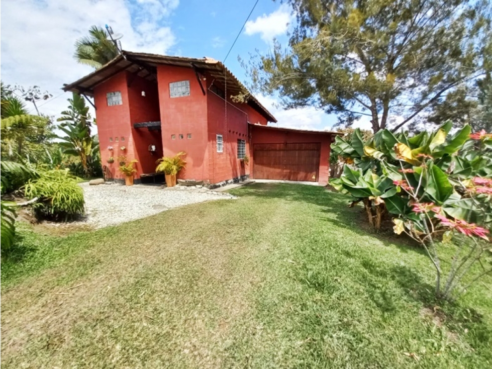 Venta finca en Marinilla con 2 construcciones y lote de 11.770 m²