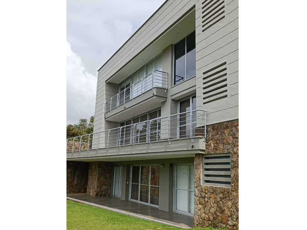 Casa con 450 m² de tres niveles en unidad cerrada en el Tablazo