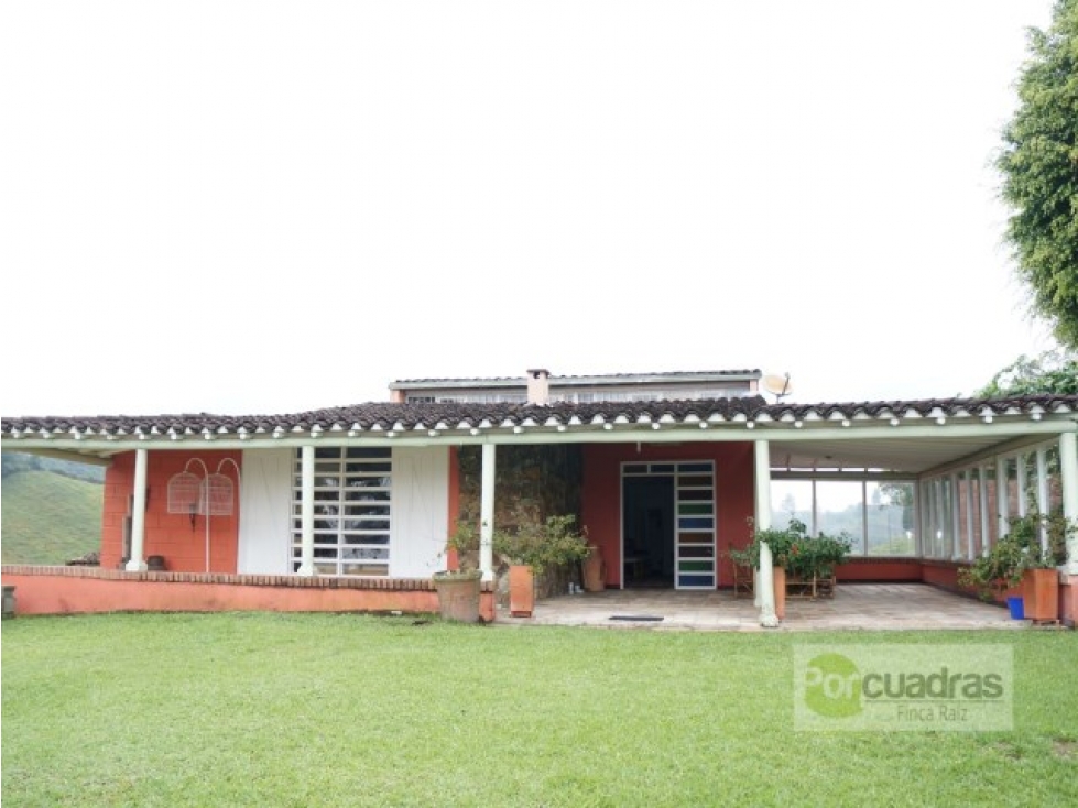 Venta casa campestre en El Carmen de Viboral con pesebreras y fonda