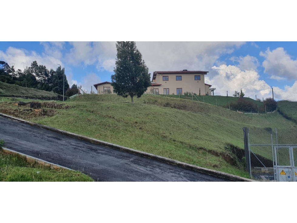 Venta de lote en Alto del Escobero con entorno natural — foto 4