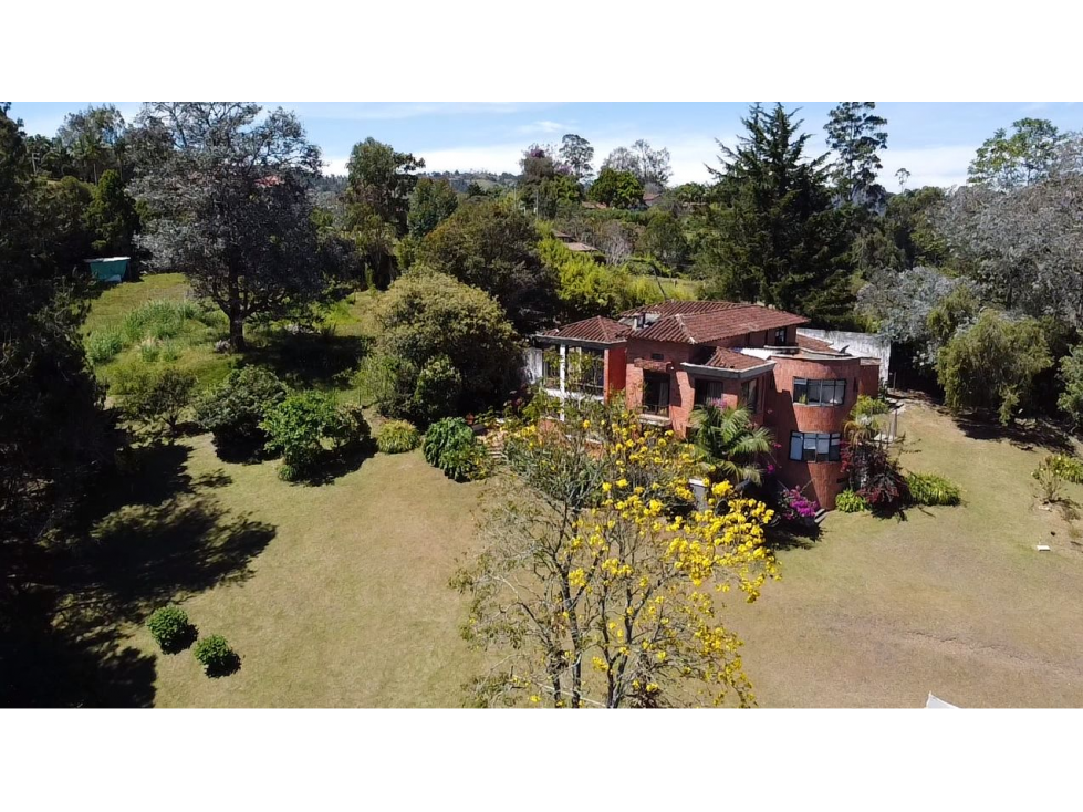 Venta casa campestre vía Llanogrande-La Ceja con 7.400 m²