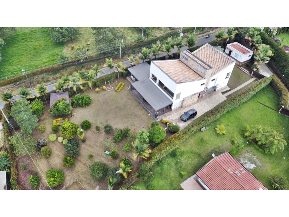 Casa campestre en venta con casa auxiliar y amplias zonas sociales