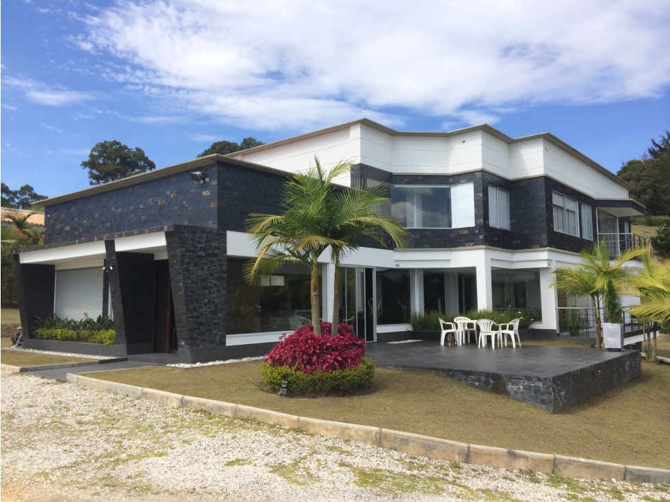 Casa con 6 habitaciones en unidad cerrada via San Antonio la Ceja