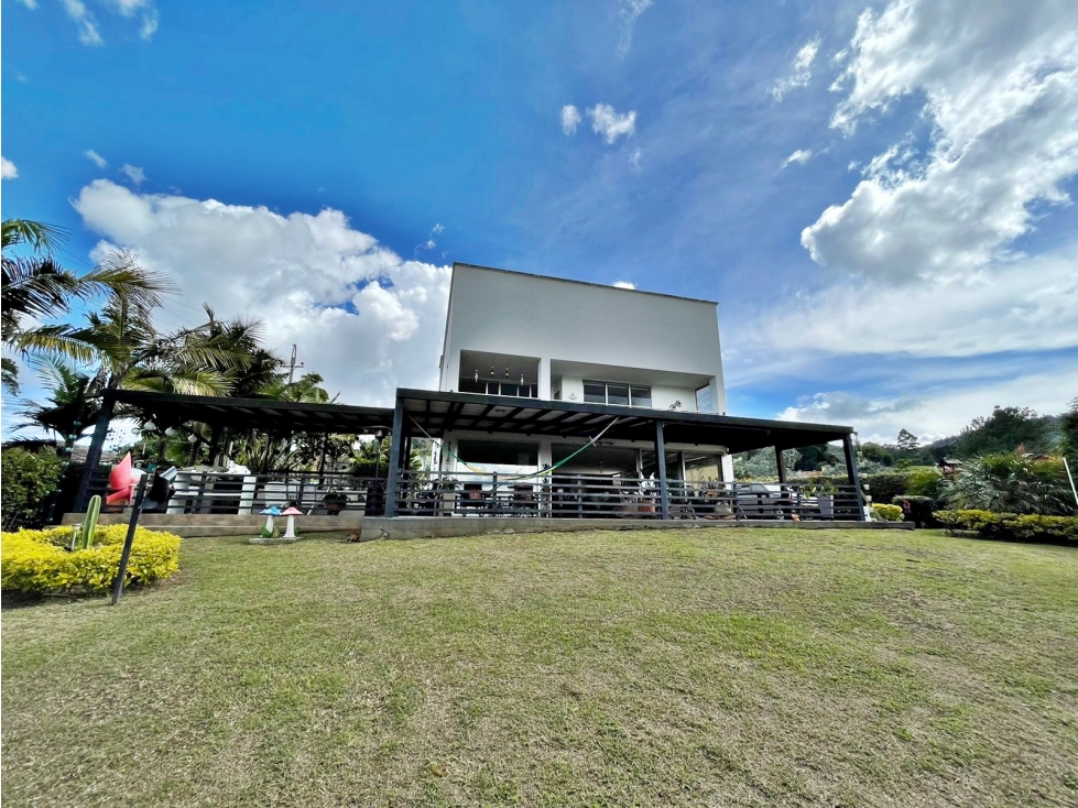 Casa campestre en venta con casa auxiliar y amplias zonas sociales — foto 3
