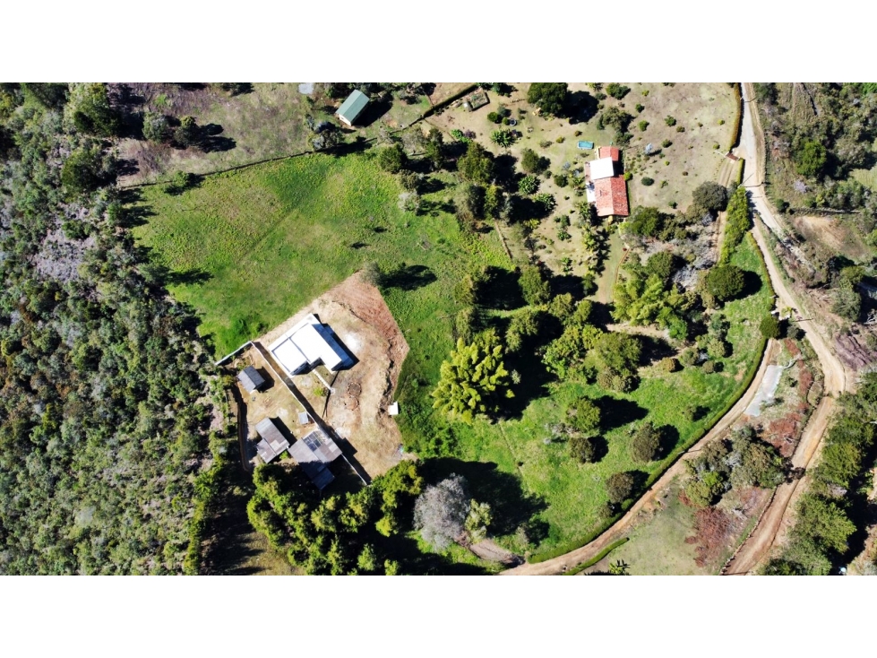 Venta casa campestre en Guarne con casa de huéspedes y establo