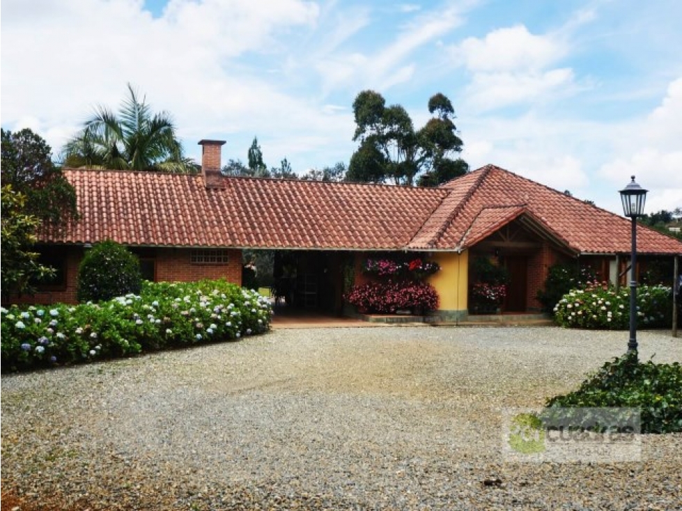 Venta/Arriendo casa campestre en El Escobero con dos casas