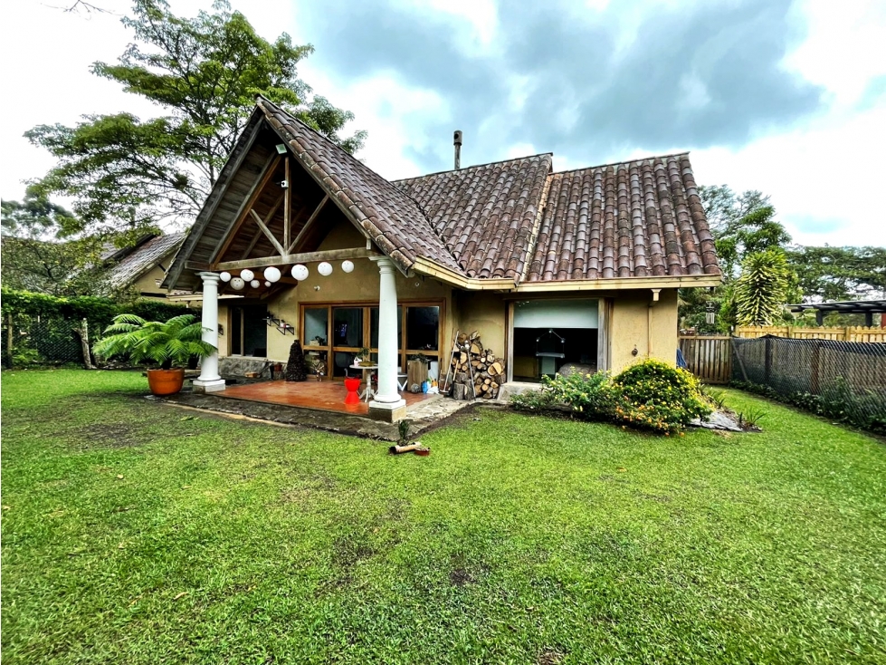 Venta casa campestre en Llanogrande en unidad cerrada