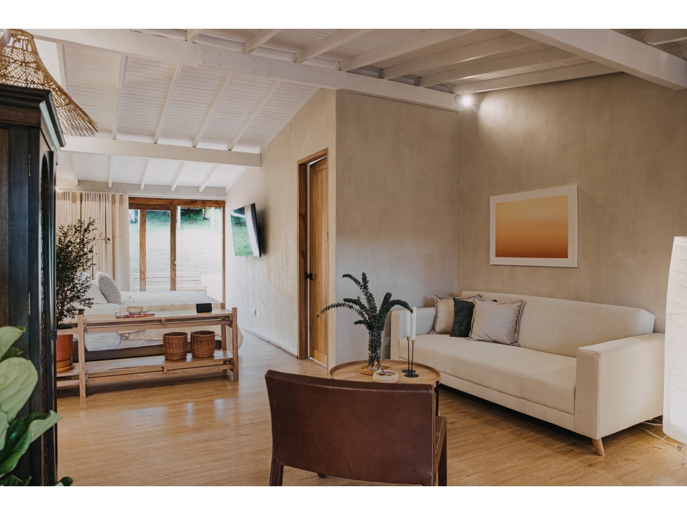 Venta Casa Campestr en Llanogrande con 3 cabañas y operación turística