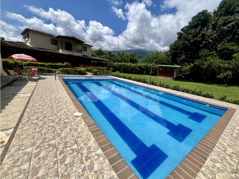 Finca Exclusiva en San Jerónimo con Piscina y Amplios Espacios
