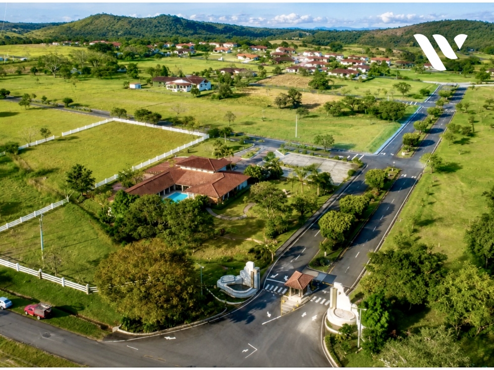 Casas y Lotes Exclusivos para Vivir ó Invertir en Alto Boquete - 1