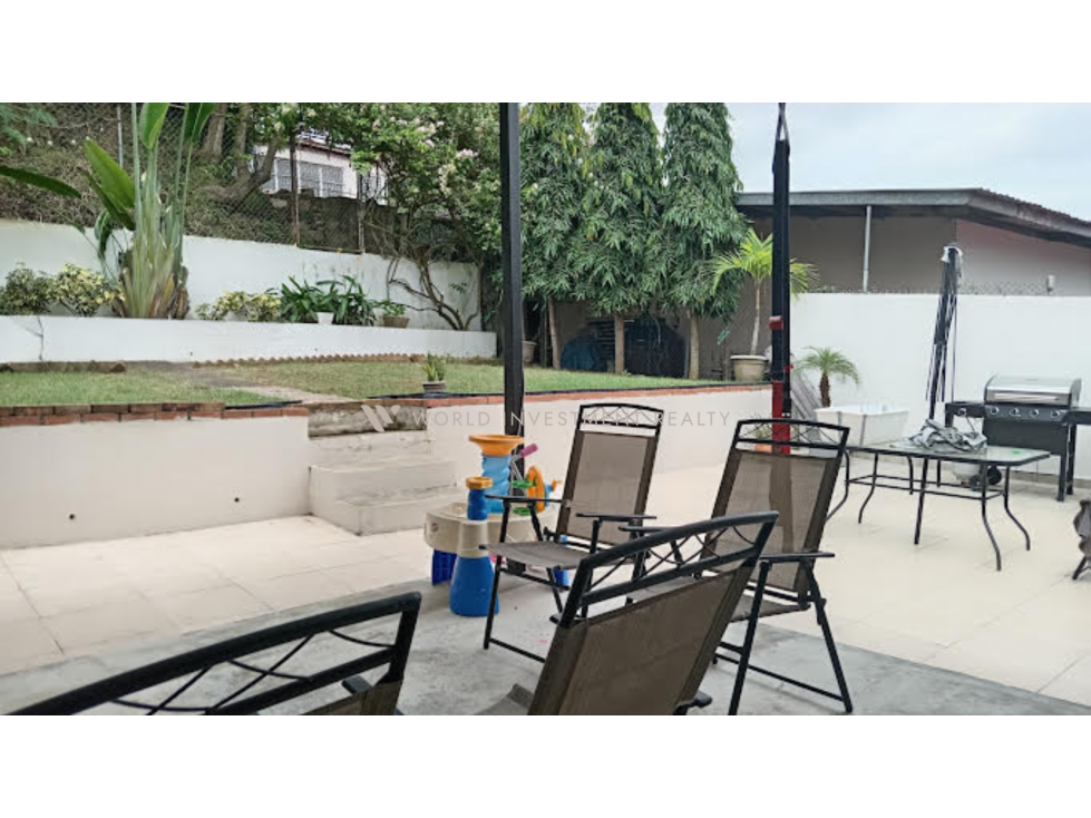 MODERNA CASA EN VENTA CON AMPLIO PATIO