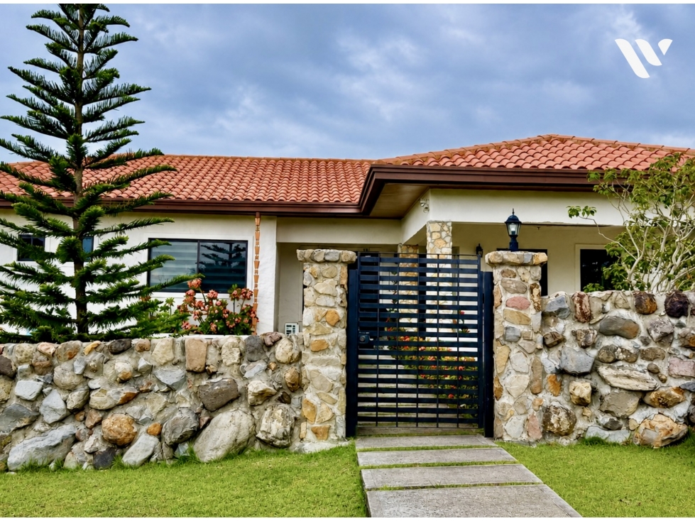 SE VENDE CASA EN HACIENDA LOS MOLINOS - ALTO BOQUETE - 1