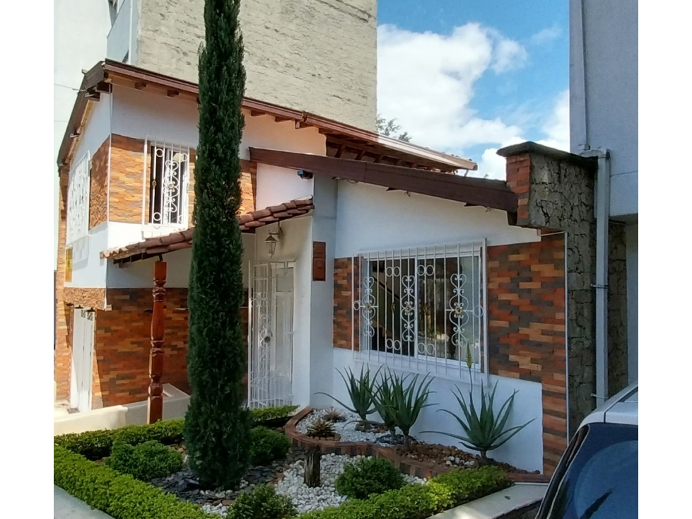 CASA EN VENTA SANTA TERESITA ALMERIA LAURELES REMODELADA