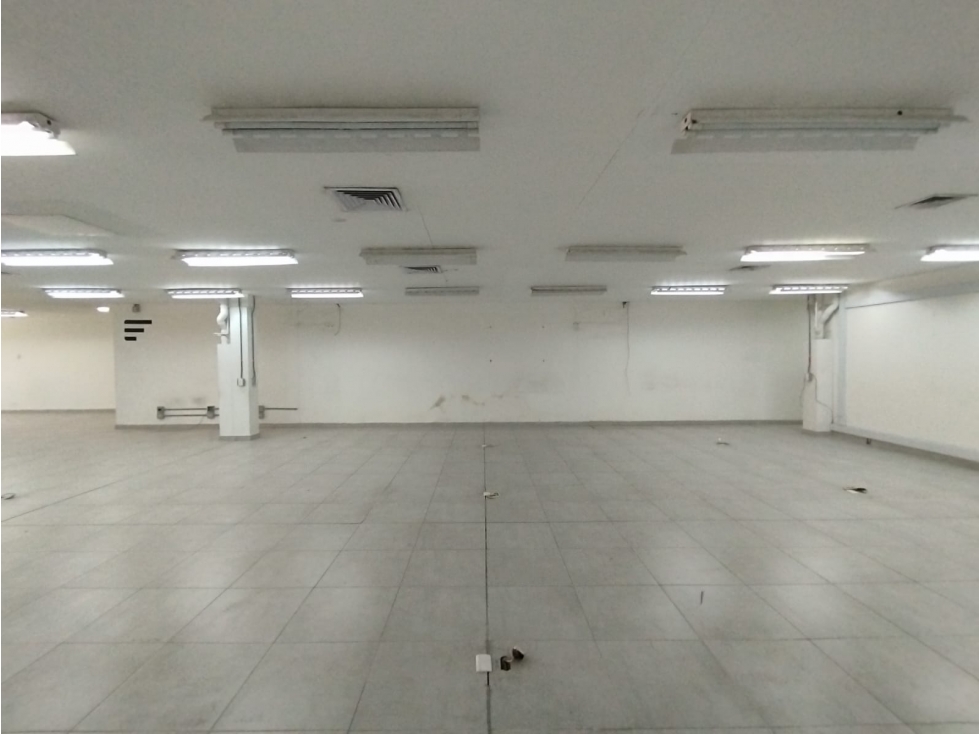 LOCAL U OFICINA EN ARRIENDO CARLOS E RESTREPO — foto 2