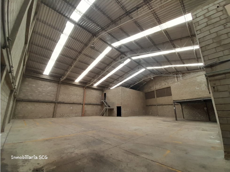 BODEGA EN LA CIRCUNVALAR 1000 MTRS2