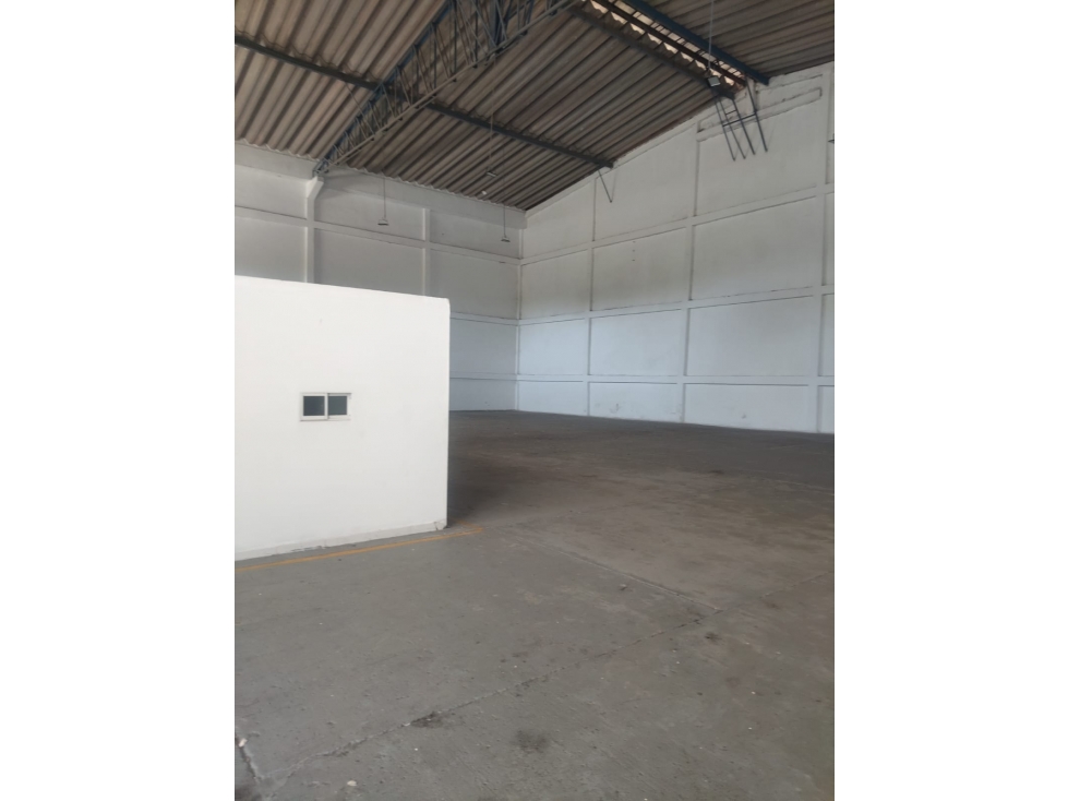 SE ARRIENDA BODEGA EN VIA 40 750 MTRS2