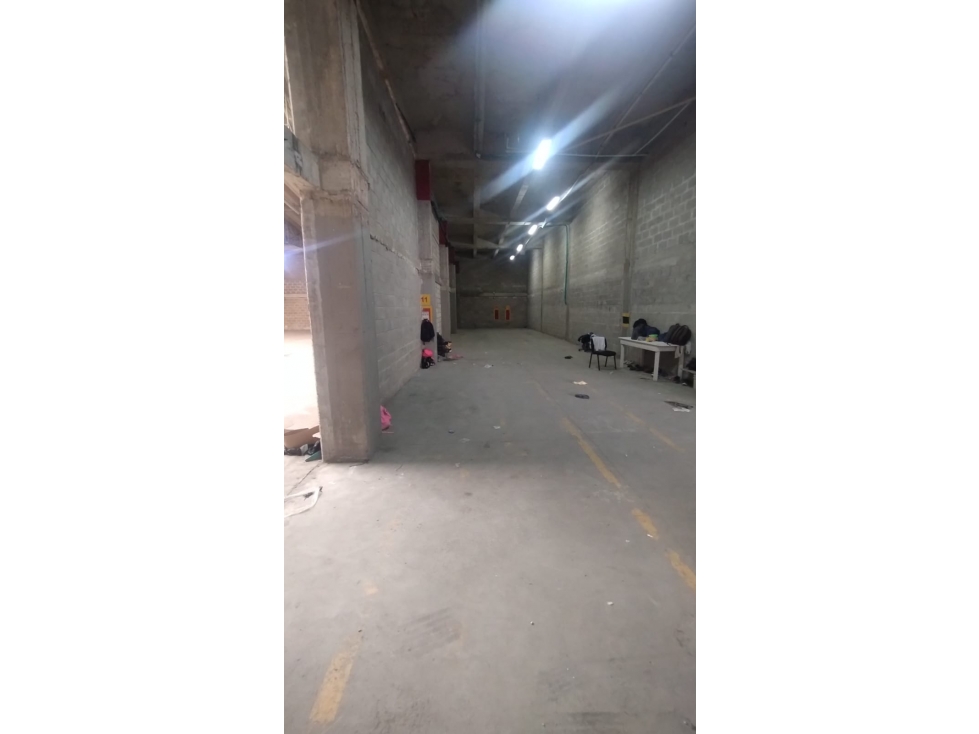 BODEGA 2000 MTR2 VIA 40 - 2