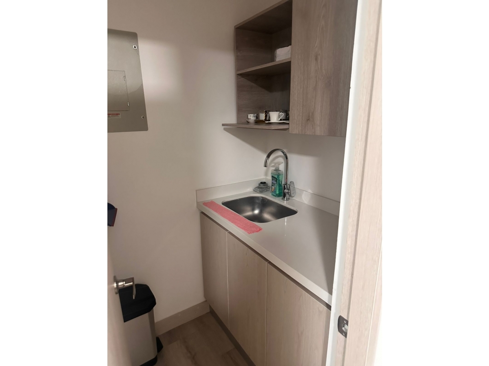 OFICINA AMOBLADA ARRIENDO EN EL POBLADO — foto 4