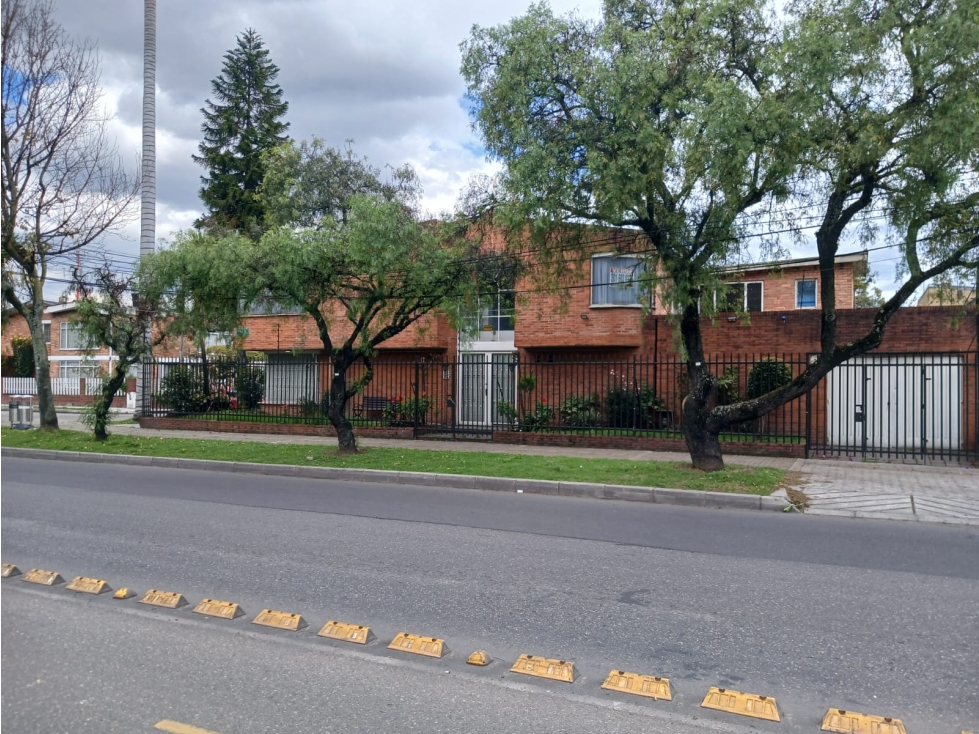 CASA ESQUINERA EN LA ESMERALDA DE 2 PISOS
