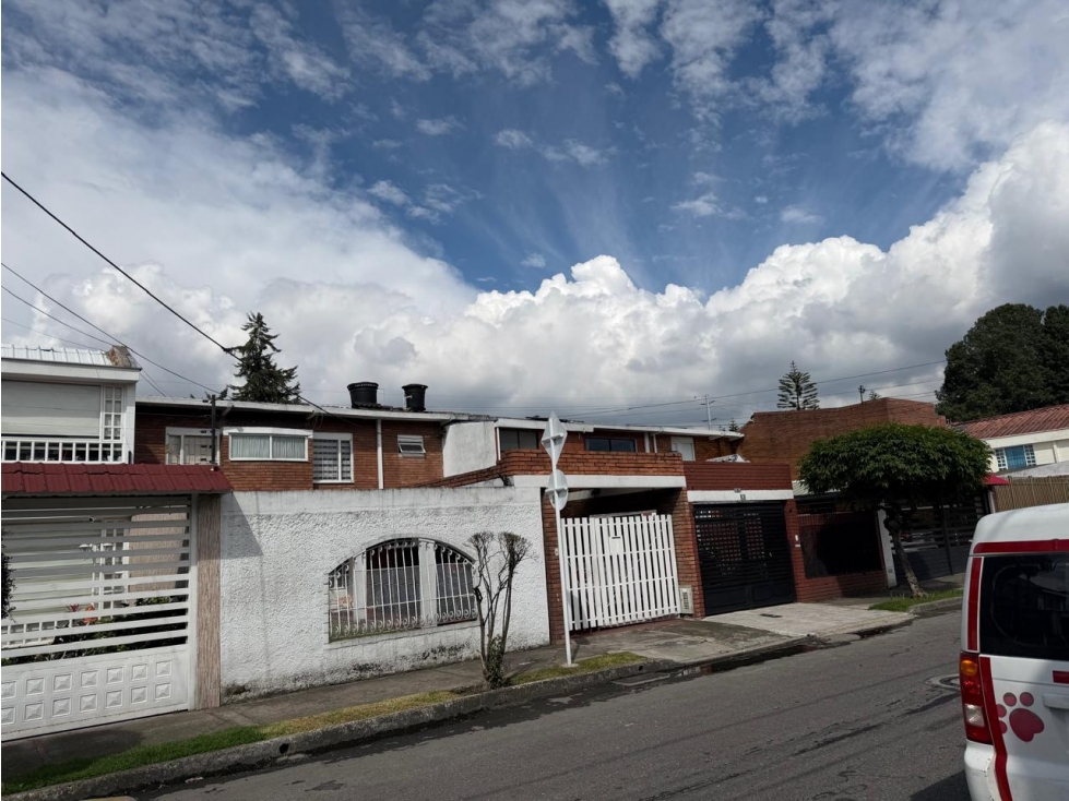 CASA EN EL BARRIO LA ESMERALDA BOGOTA 2 PISOS