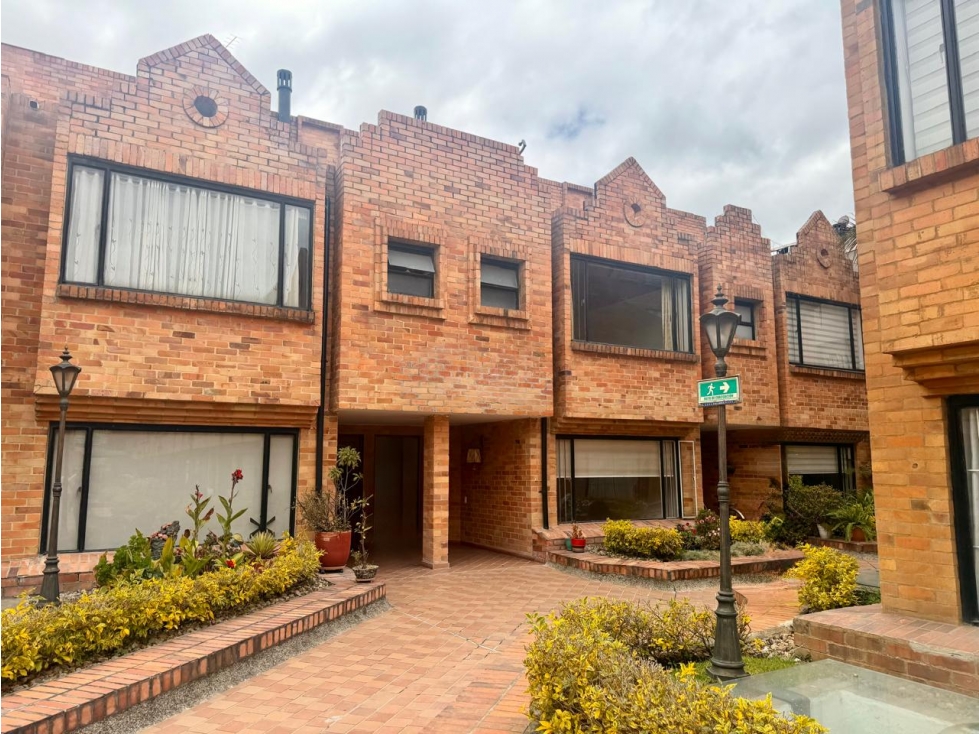 CASA EN CEDRITOS DE 4 PISOS