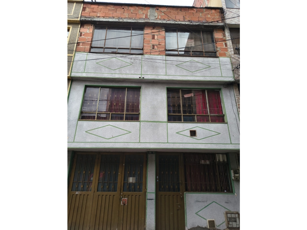 CASA EN AURES II DE 3 PISOS Y TERRAZA