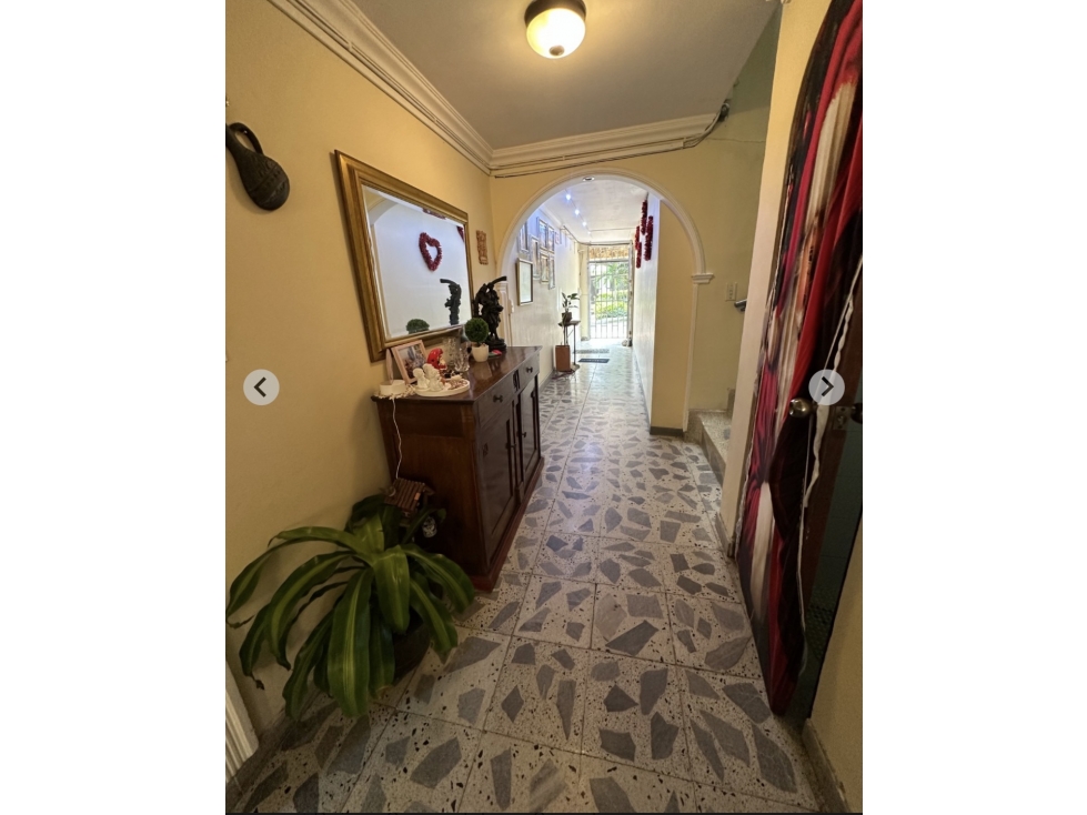VENDO CASA EN SANTA MÓNICA, CON PARQUEADERO
