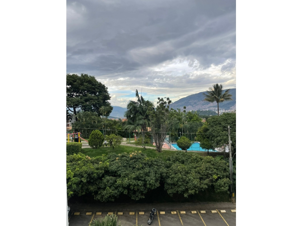 VENTA APARTAMENTO LOMA DE LOS BERNAL — foto 2