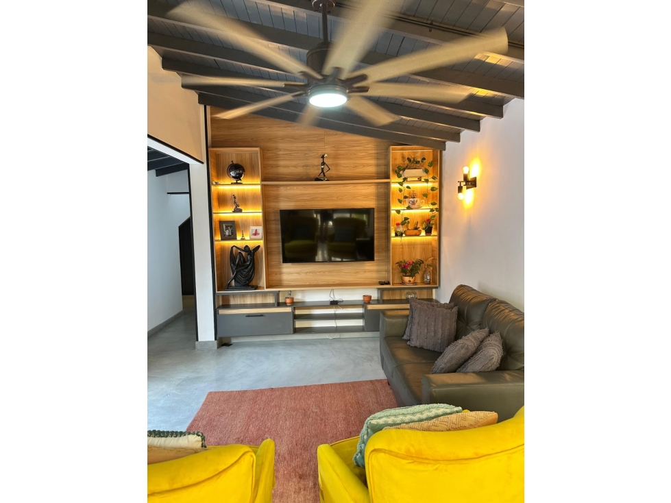 Venta de Casa Unifamiliar Remodelada/ Amoblada - Santa Monica. - 4