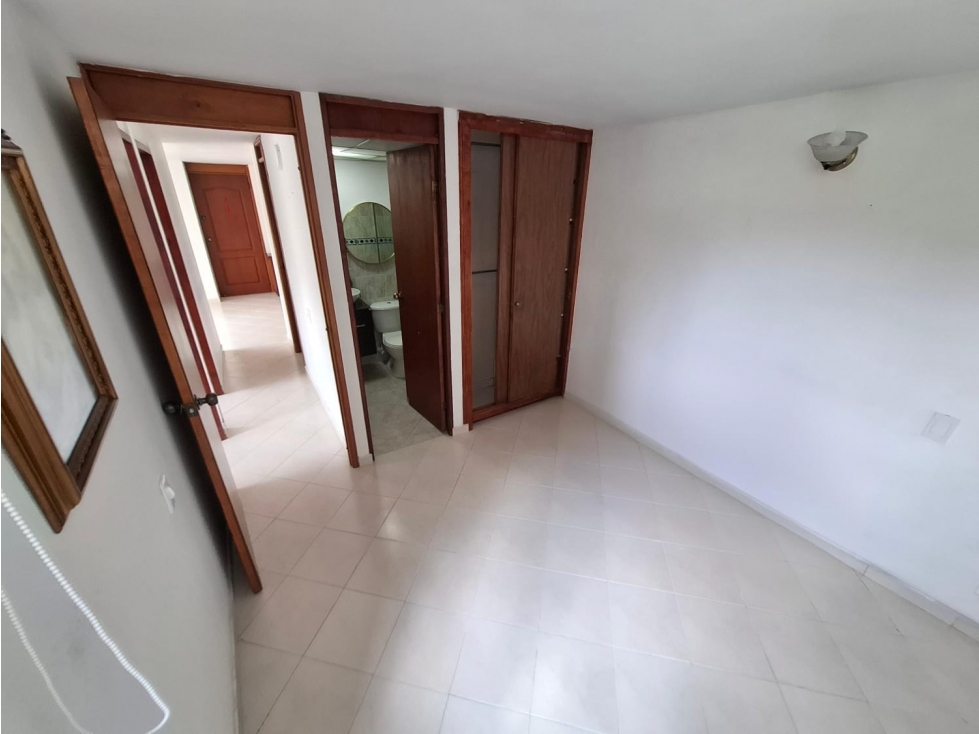 Amplio apartamento sector LOS COLORES cerca a todo — foto 4
