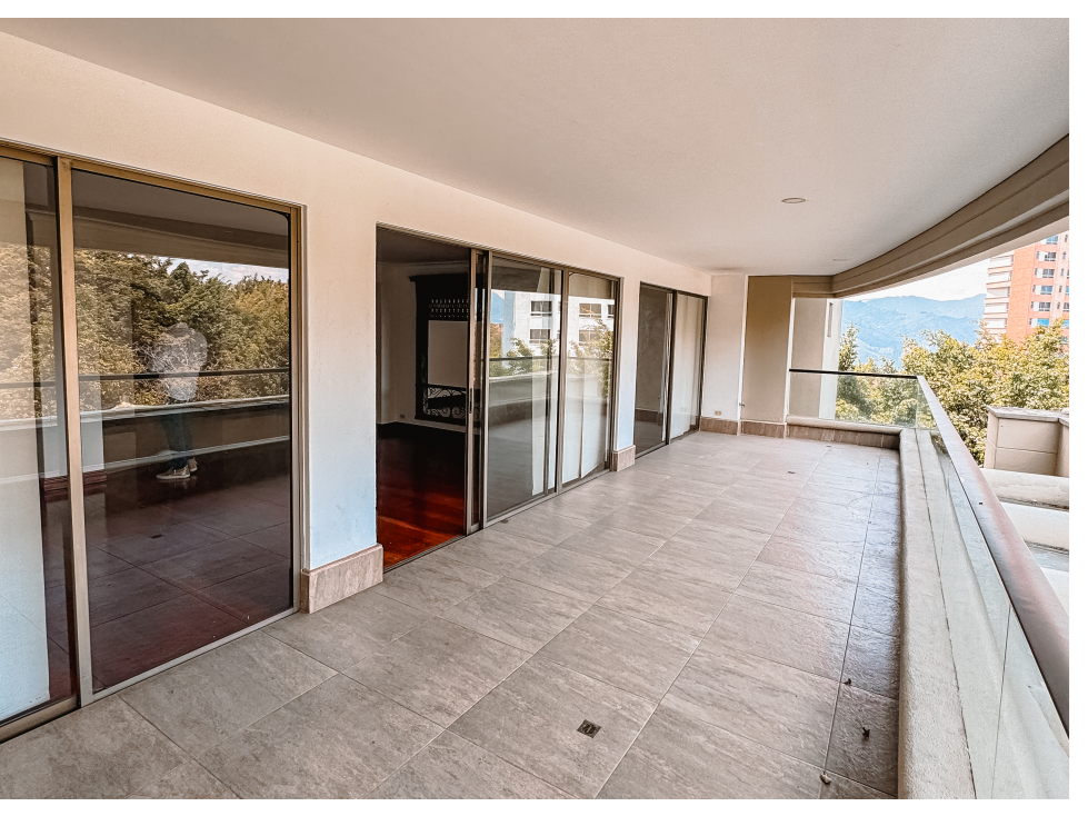 En venta apartamento en El Poblado sector los Balsos amplia terraza