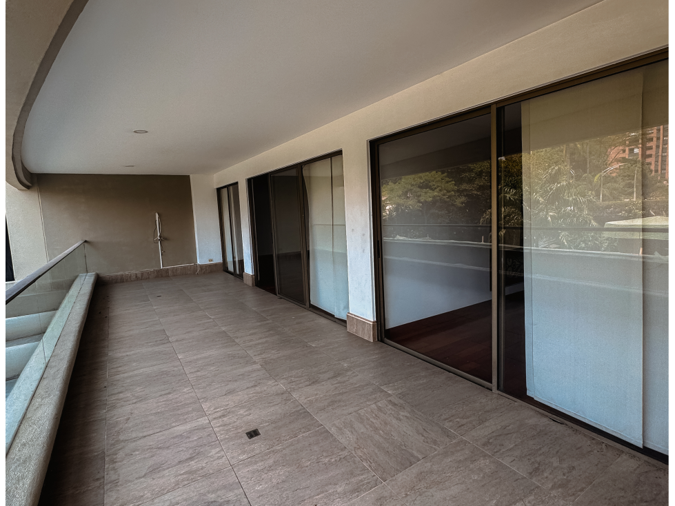 En venta apartamento en El Poblado sector los Balsos amplia terraza — foto 2
