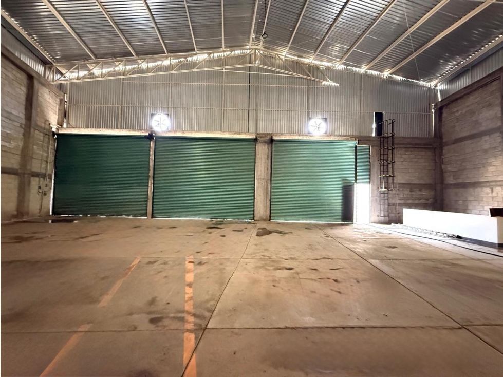 Bodega de gran tamaño en renta sobre la autopista - 4