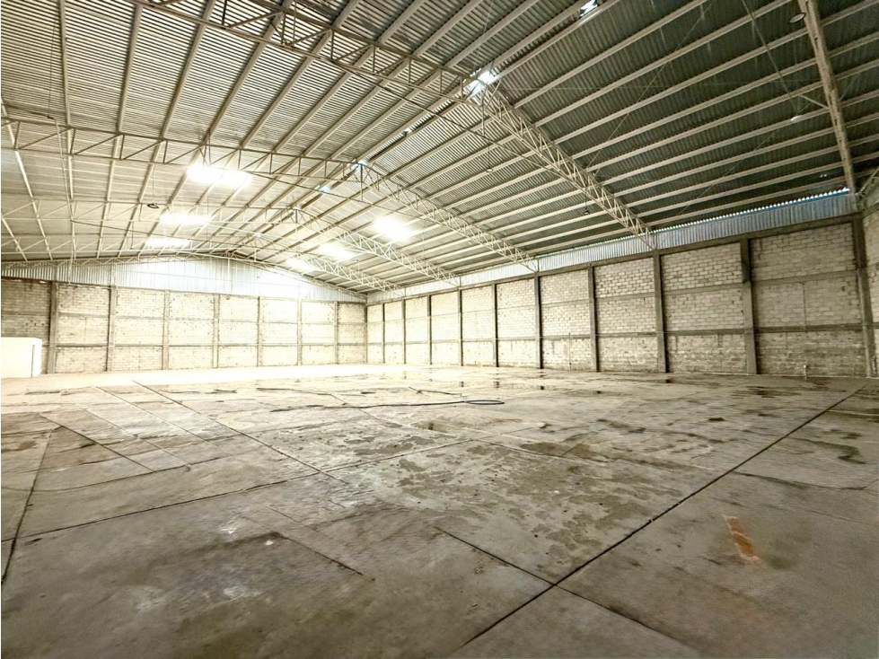Bodega de gran tamaño en renta sobre la autopista - 6