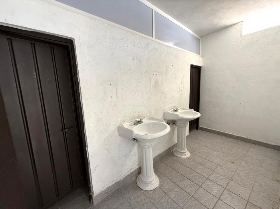 Bodega de gran tamaño en renta sobre la autopista - 5