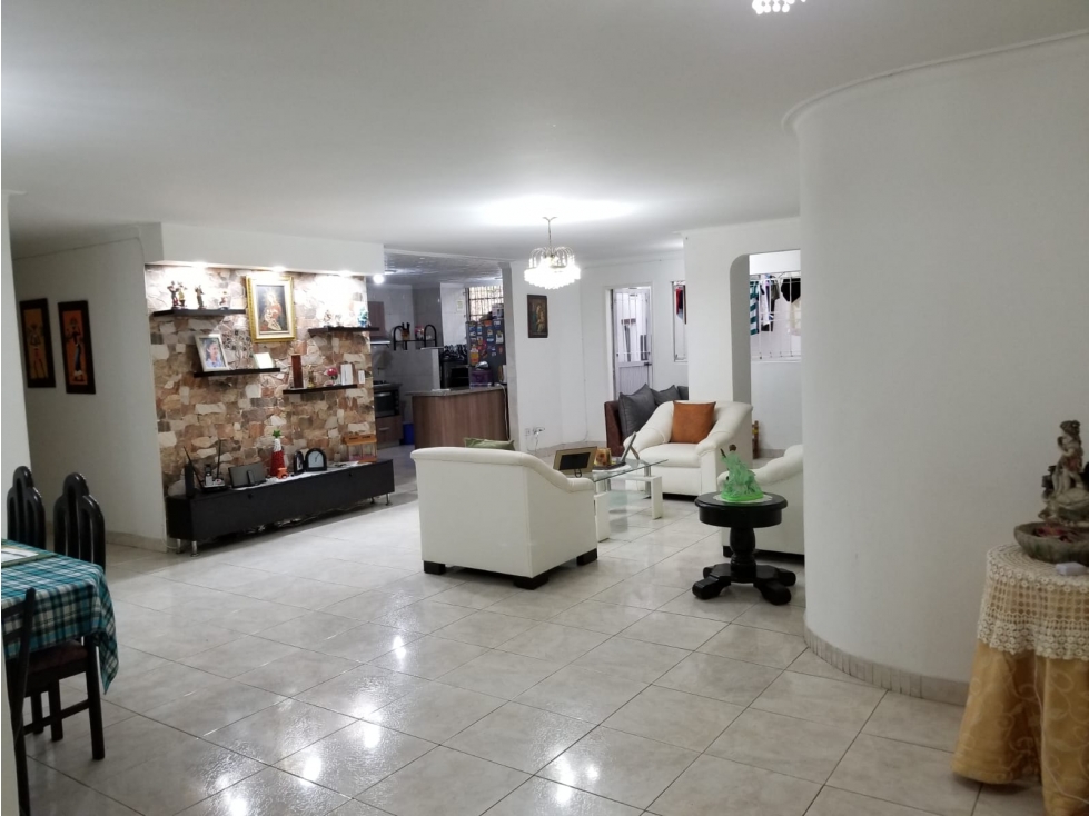 APARTAMENTO AMPLIO PRIMER PISO CONQUISTADORES
