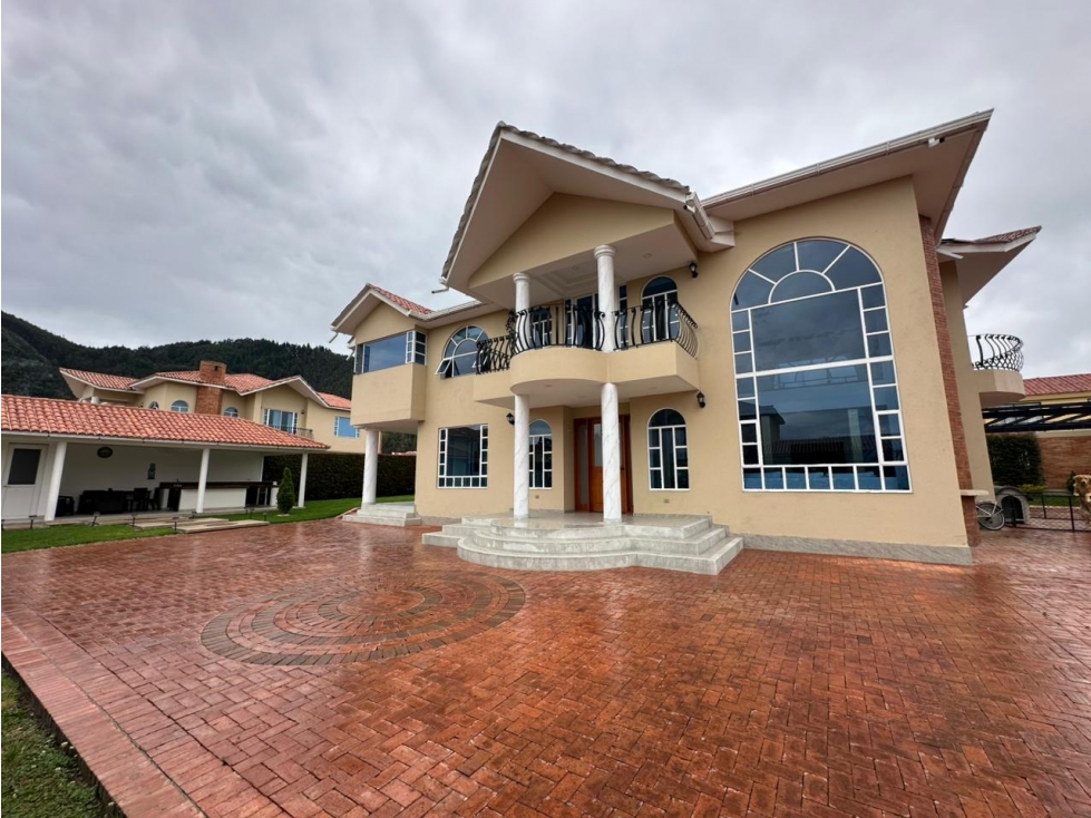 Casa amplia y moderna en CLUB RESIDENCIAL GUARIGUA