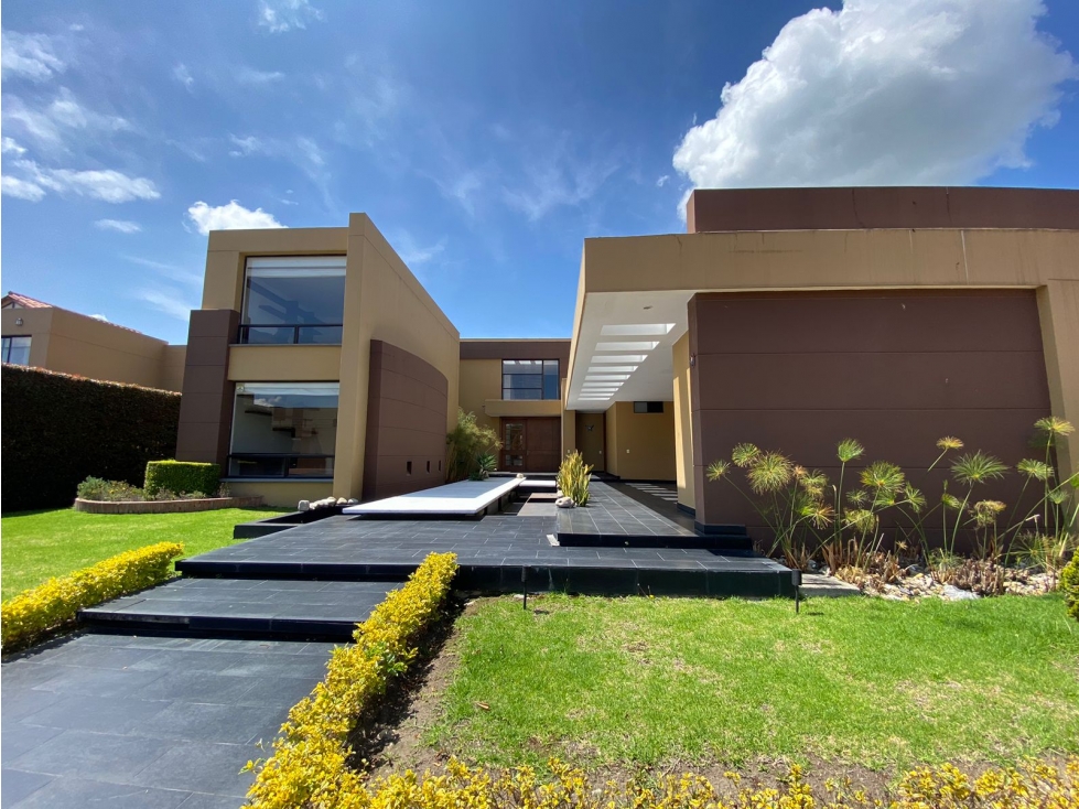 Casa hermosa y amplia en KALAMARY