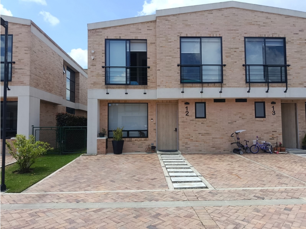 Casa hermosa de 2 pisos en vereda Fonquetá