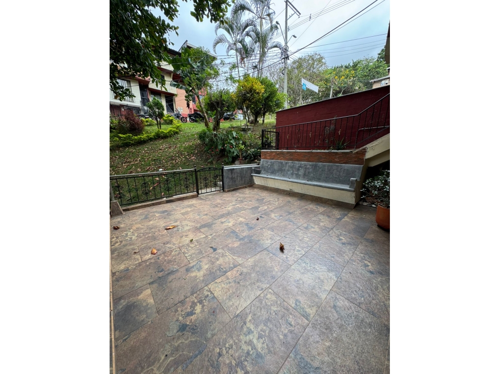 En venta casa de 150 mt2 3 niveles con terraza Serramonte Bello