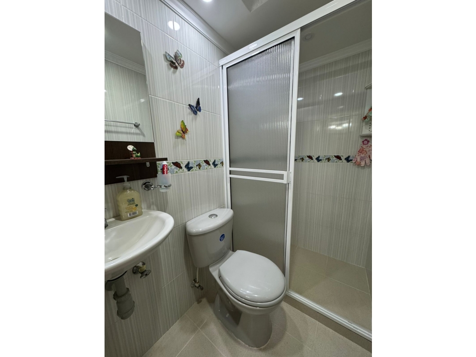 En venta casa unifamiliar de tres pisos más terraza unidad Niquia — foto 5