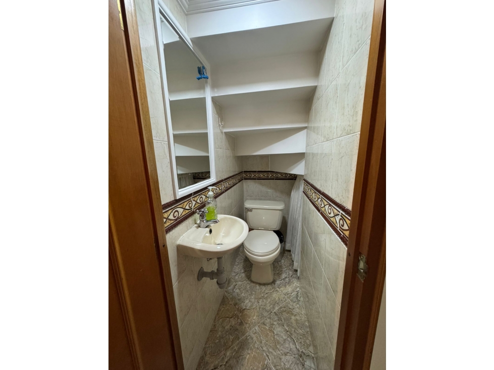 En venta casa unifamiliar de tres pisos más terraza unidad Niquia — foto 4