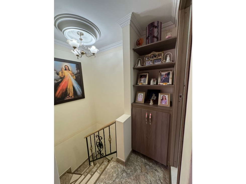 En venta casa unifamiliar de tres pisos más terraza unidad Niquia — foto 6